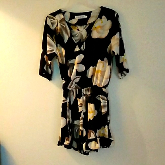 Floral short Romper/Jumper Black White Yellow large flowers SZ XL All over flora - Picture 1 of 8